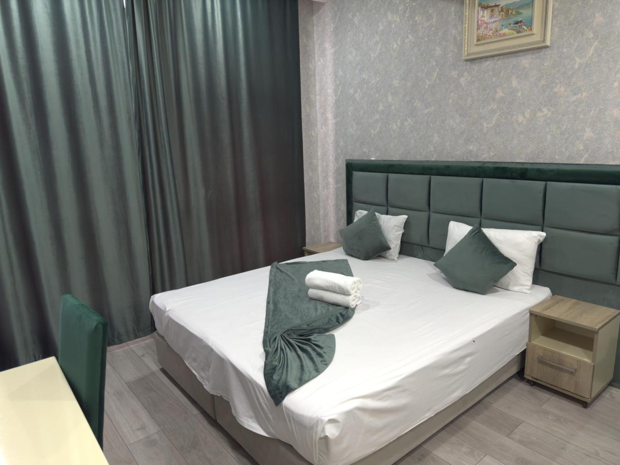 Eleon Hotel Baky Esterno foto